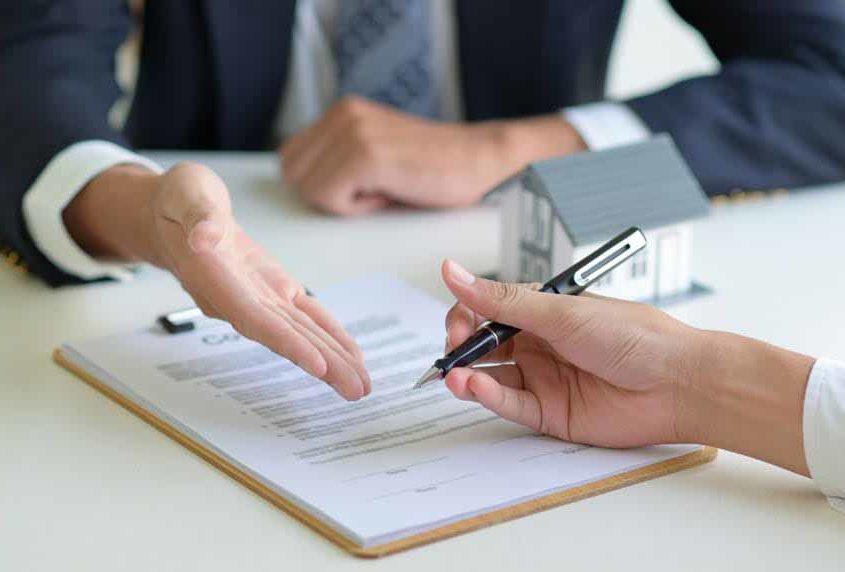 Busca e apreensão não autoriza juiz a extinguir contrato de alienação fiduciária sem pedido do credor.