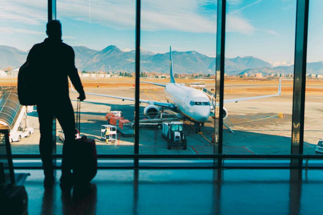 Devido pagamento de horas extras por tempo de espera em aeroportos em viagens a serviço.