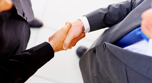 Testemunho recíproco só induz suspeição da testemunha se comprovada troca de favores.