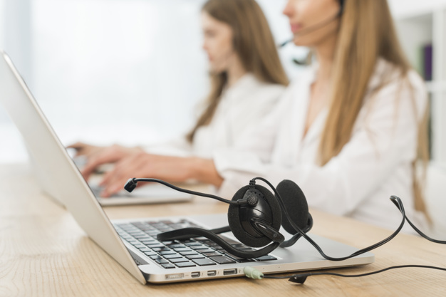 Empresa de teleatendimento terá de indenizar empregada obrigada a ir ao banheiro em cinco minutos