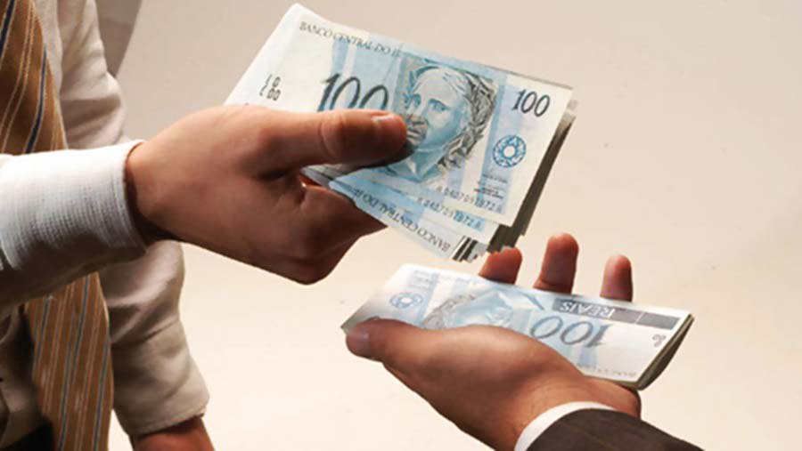 Loja não pode estornar comissão de vendedor quando cliente devolve o produto
