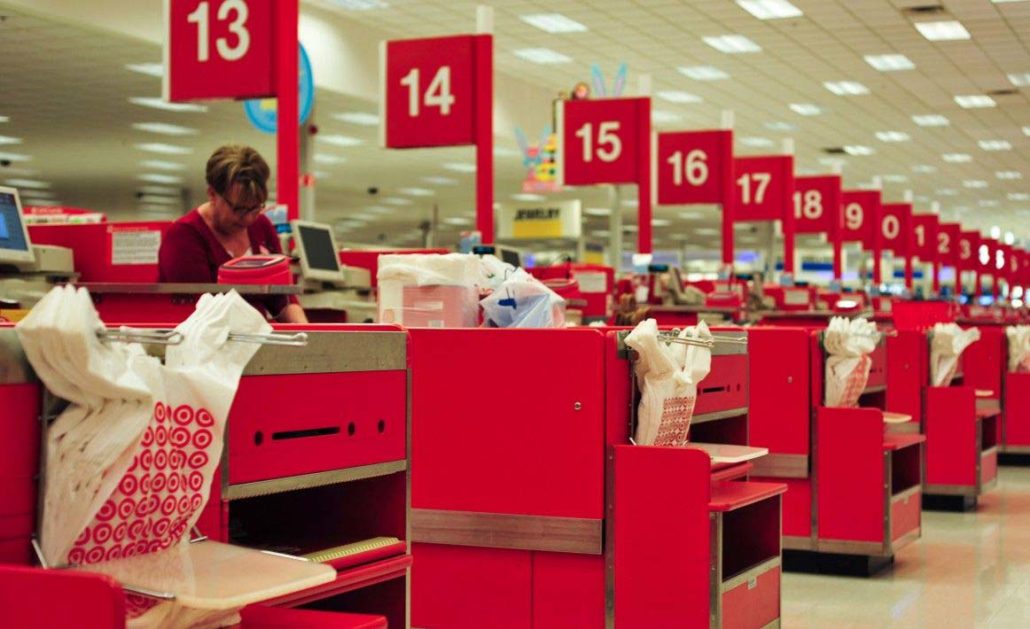 Supermercado que não apresentou cartões de ponto é condenado a pagar horas extras a atendente.