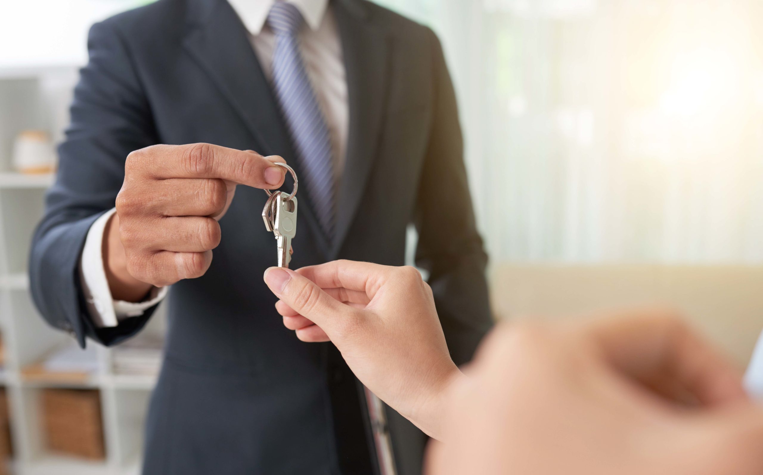 Broker giving keys (Imagem: Freepik)