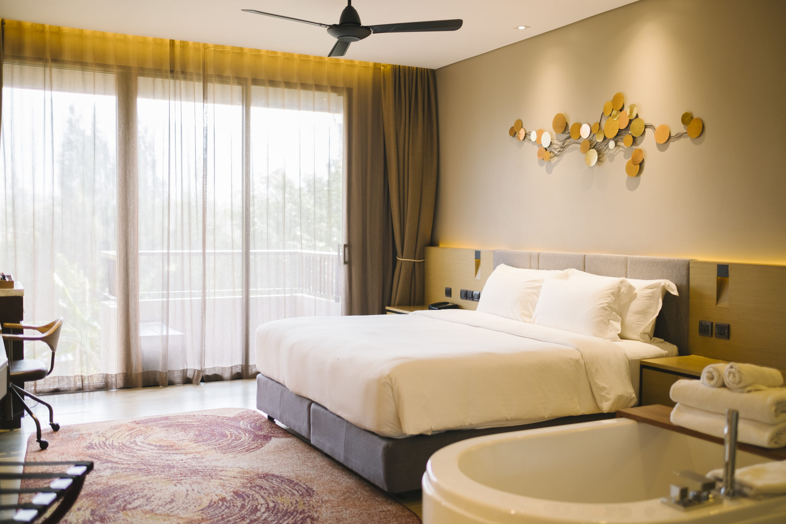 luxury bedroom in hotel (Imagem: Freepik)