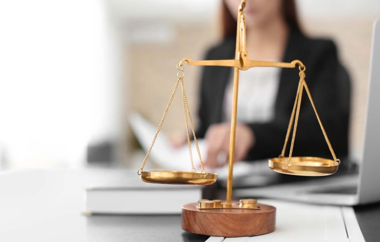 Quando é hora de procurar um advogado trabalhista? (Imagem: Freepik)