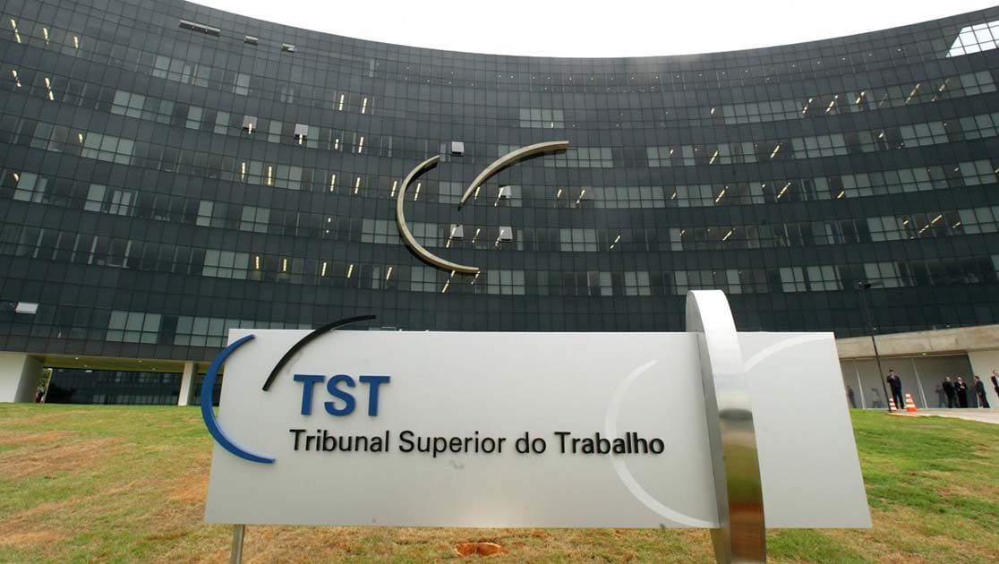 Padaria vai pagar multa a empregado após demissão por justa causa equivocada
