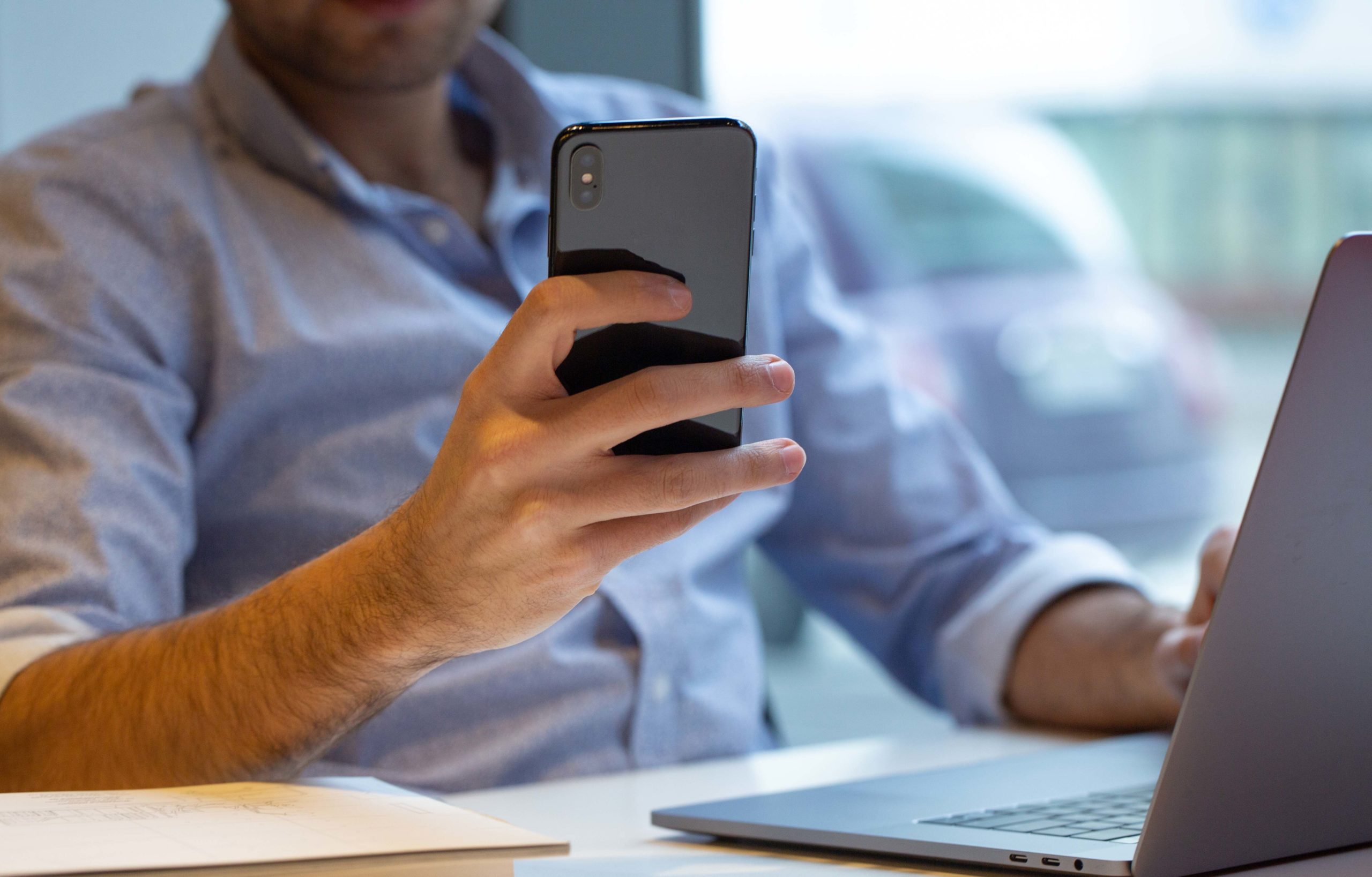 a person holding smartphone (Imagem: Freepik)