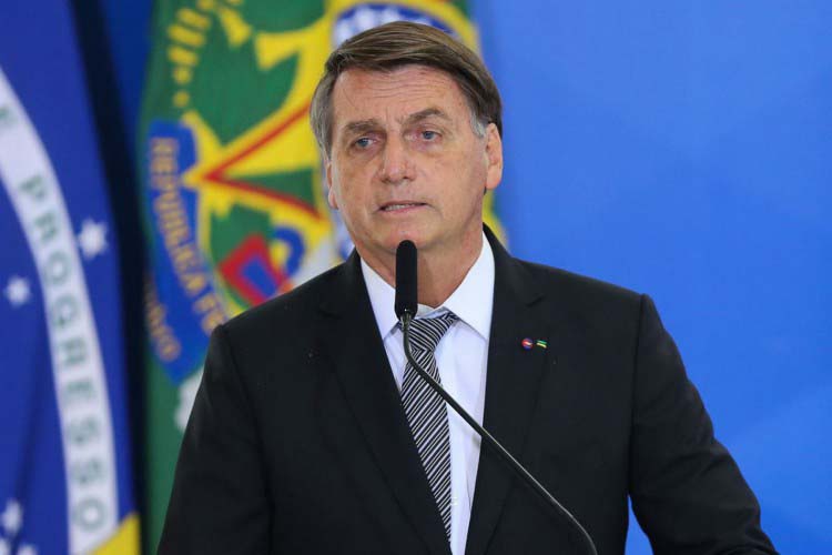 Bolsonaro assina decreto que antecipa 13° pagamento de beneficiários do INSS