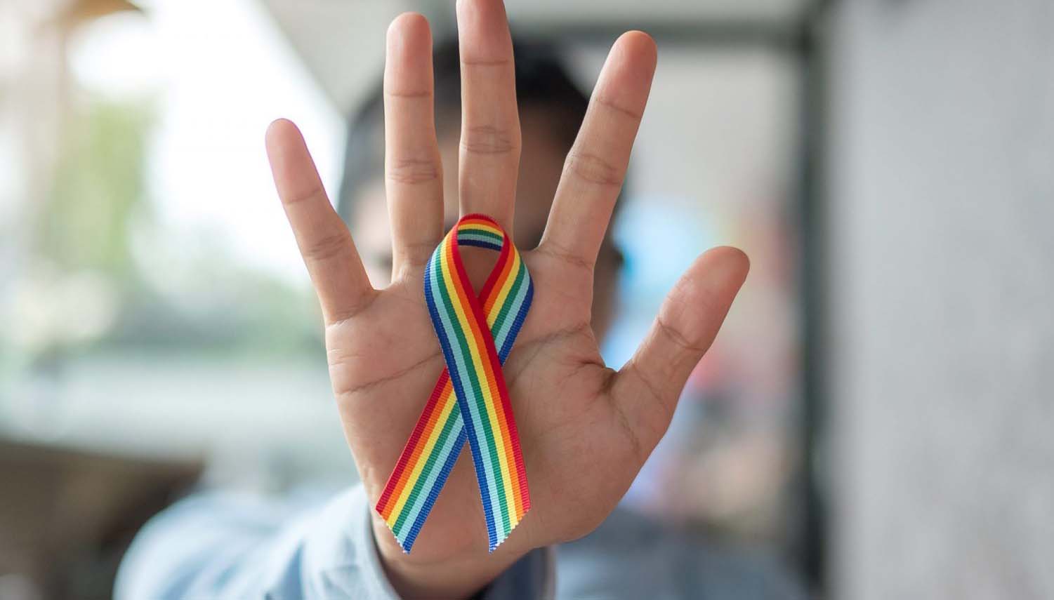 Justiça decide que motorista deve indenizar passageiro por agressão física e homofobia