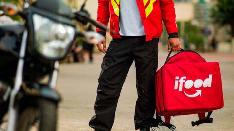 Projeto dá direitos trabalhistas para motoristas de aplicativos como Uber e iFood