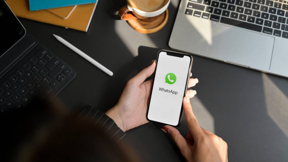 Trabalhador ofendido em grupo corporativo do WhatsApp será indenizado