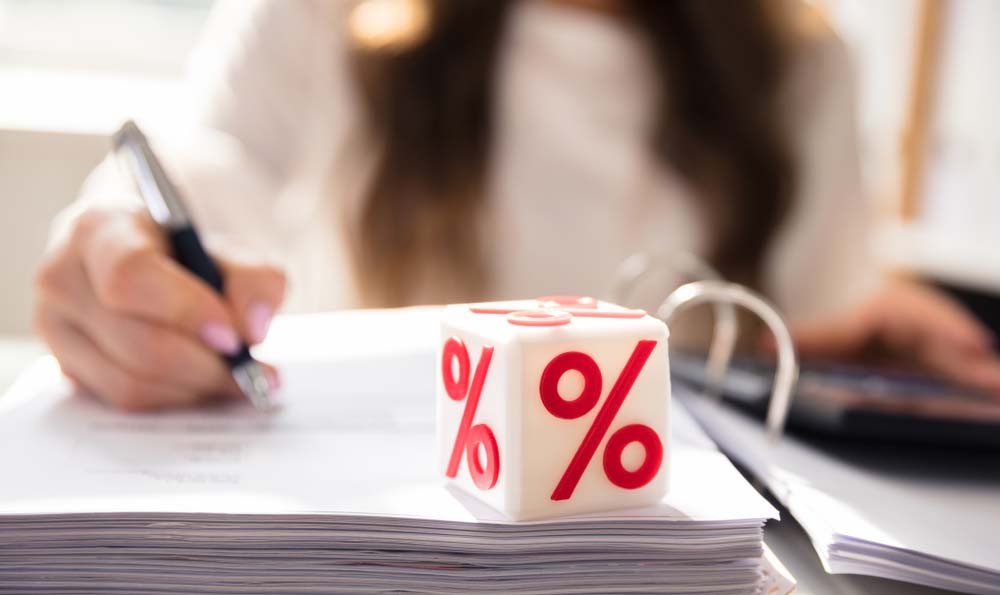 Desconto de salário de temporários do total de vendas não prejudica comissões de vendedora