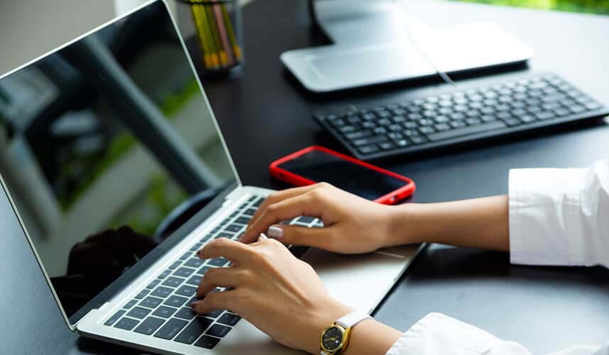 Bancária com jornada controlada por celular e e-mail terá horas extras.
